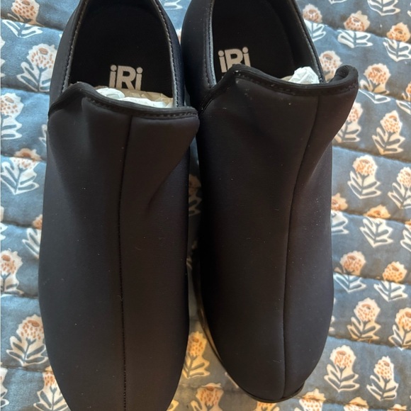 🎁 NIB iRi NYC Wes-I Low Top Sneakers – Black – Size 38.5 (8.5) 👟🖤 - Picture 7 of 9